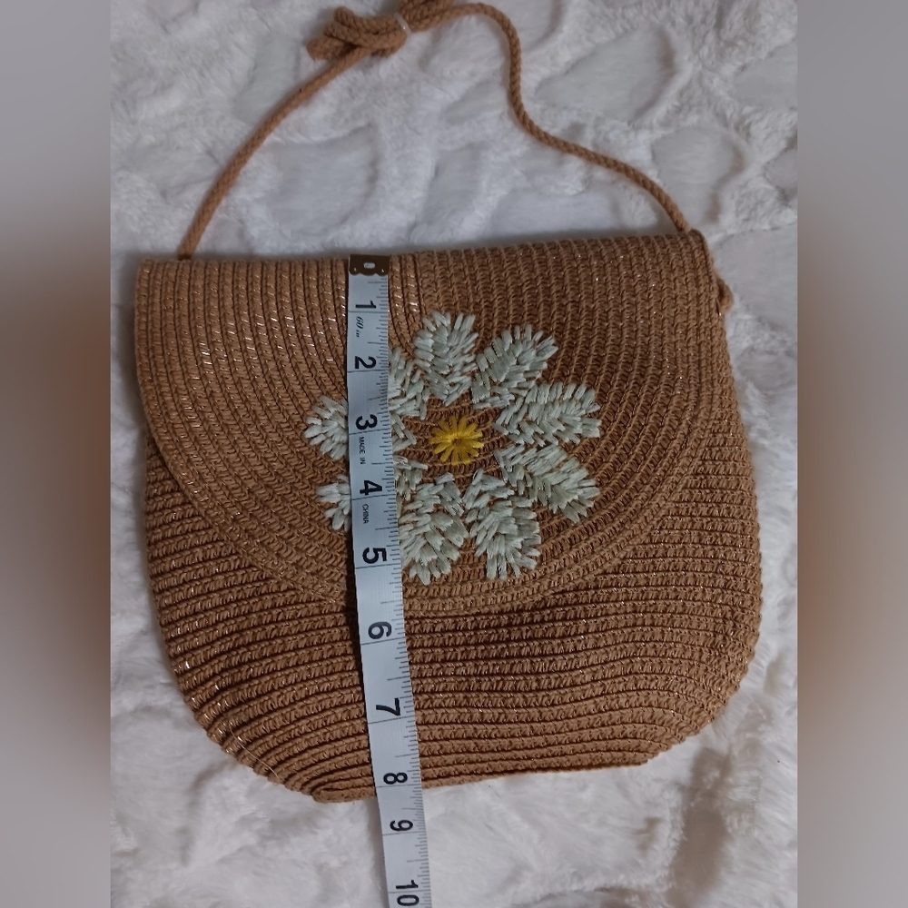 Chic Tan Floral Woven Shoulder Bag - Picture 2 of 4